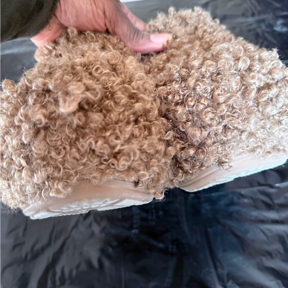 CROCS Classic Faux Doodle Fur Clogs Size 9 Woman’s - Picture 3 of 10